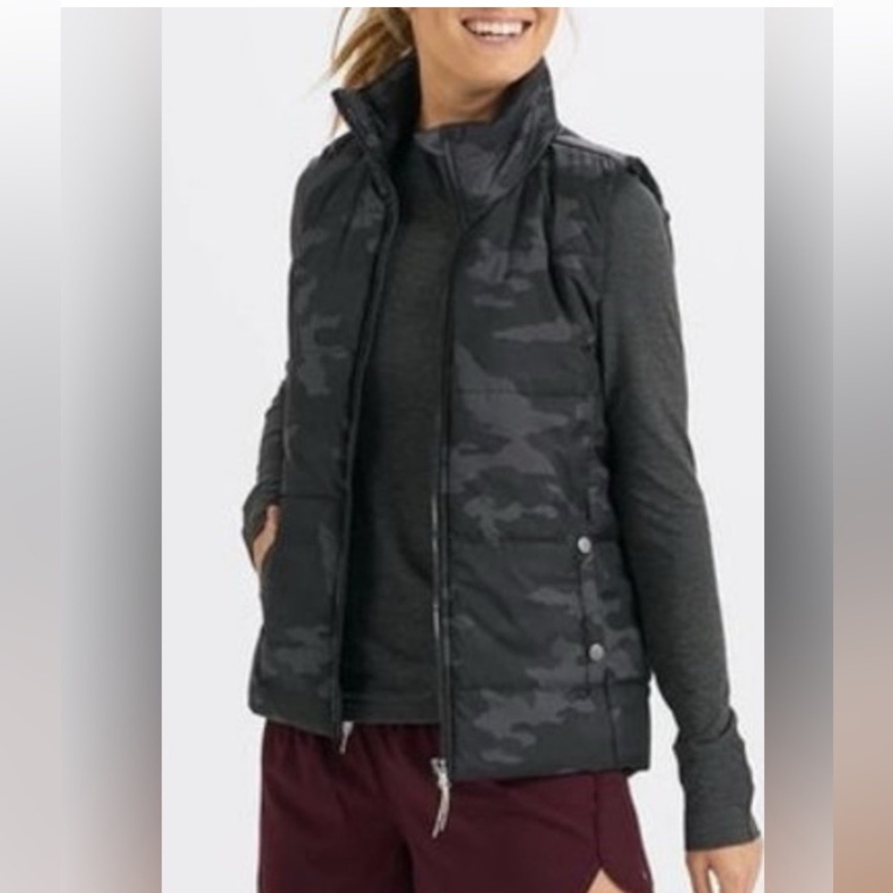 EUC Vuori Women’s Black Camo Truckee Vest Sz Medium